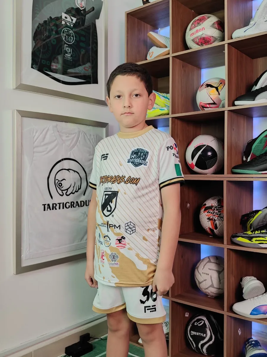 Niño de Tartígradus Kids con el uniforme del club
